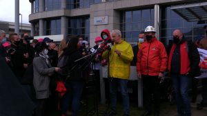 -Proszę pana premiera o to, a rzadko kiedy proszę, żeby wpłynął na to, żeby w naszym kraju nie rządzili prezesi spółek energetycznych, gazowych i innych- mówił dzisiaj w Katowicach Dominik Kolorz, przewodniczący śląsko-dąbrowskiej "Solidarności".