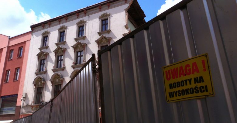 Coraz bliżej odbudowy zabytkowej kamienicy w Rybniku, która runęła 18 marca. Ściana frontowa kamienicy zawaliła się wtedy na część deptaku na ulicy Sobieskiego, która do dzisiaj częściowo jest zablokowana.