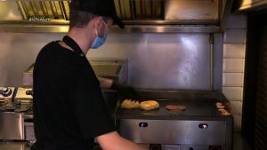 Wraca nauka w szkołach, uprawianie sportu, otwieranie hoteli, galerii handlowych i fryzjerów. Luzowanie obostrzeń rusza po majówce
