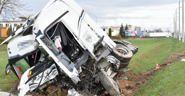 Kierowca osobówki zderzył się z cysterną. Zginął na miejscu (fot.Policja Lubelska)