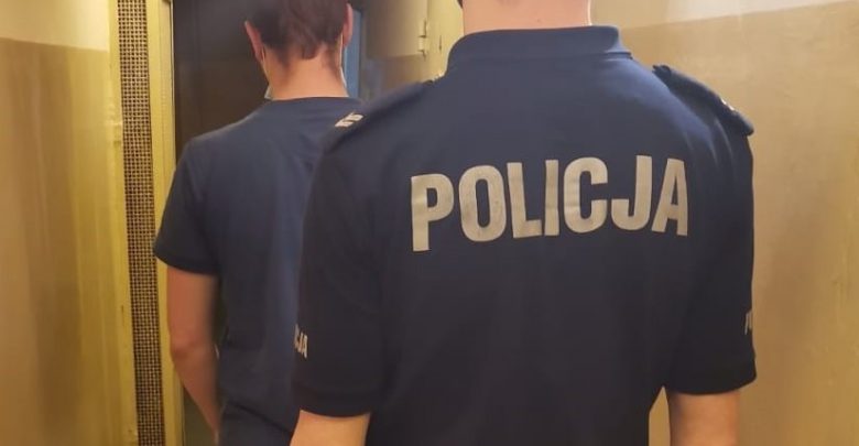 Śląskie: Zaatakował go "tulipanem" i nożyczkami. Ukradł mu też buty. 21-latkowi grozi 12 lat więzienia (fot. Śląska Policja)