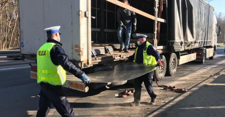 Katowice: Policjanci pomogli załadować TIRa, który zgubił ładunek. Poszło im raz dwa!
