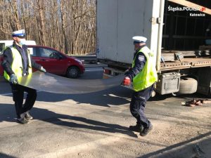Żeby zbyt długo ruchu nie tamować, policjanci z drogówki zakasali rękawy i siup! ciężarówkę załadowali