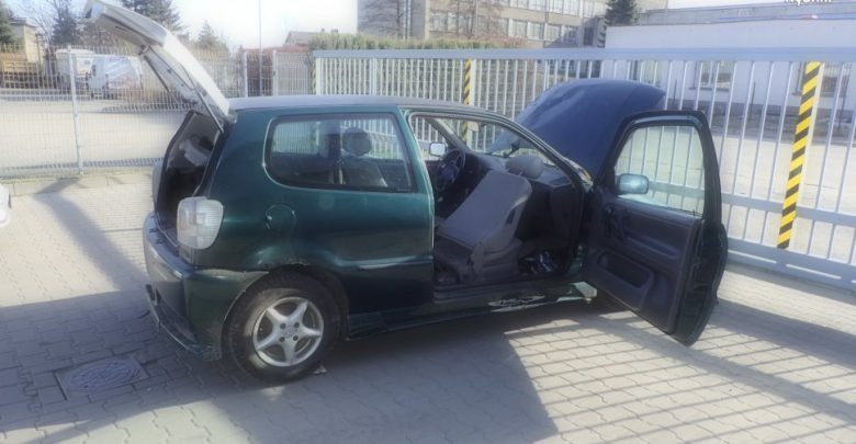 Dawid kontra Goliat, czyli małolitrażowe VW chciało uciec policjantom z grupy SPEED (fot.KMP Rybnik)