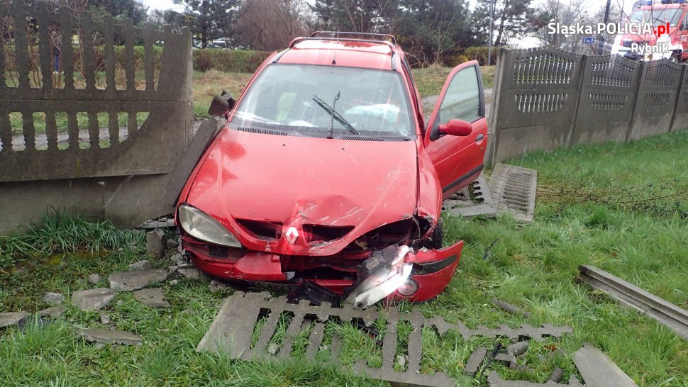 Groźny wypadek w Rybniku. Osobowe Renault na ulicy Podmiejskiej przeleciało przez pas jezdni, chodnik i pas zieleni, po czym staranowało betonowe ogrodzenie (fot.Policja Rybnik)