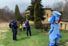 Rybnik: Sznupek odwiedził chłopca na kwarantannie. Bartek chce w przyszłości zostać policjantem (fot.Śląska Policja)
