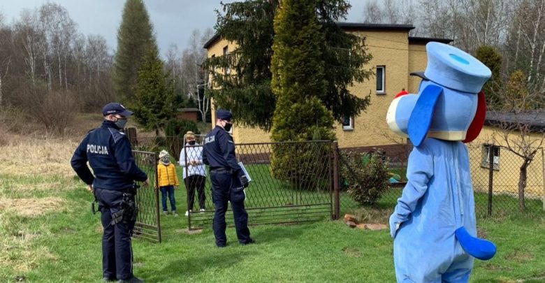 Rybnik: Sznupek odwiedził chłopca na kwarantannie. Bartek chce w przyszłości zostać policjantem (fot.Śląska Policja)