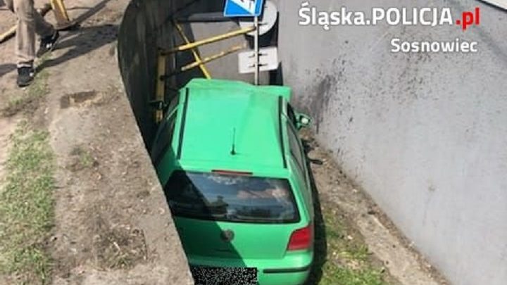 Niecodzienny wypadek w Sosnowcu. Najpierw potrącił pieszą, potem zapadł się pod ziemię!