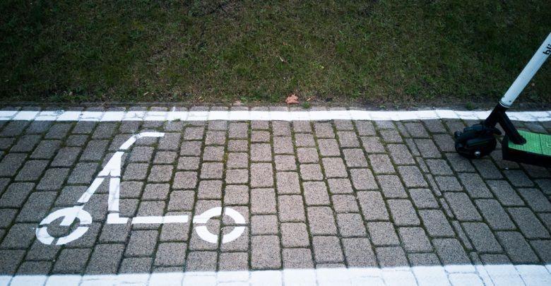 W Zabrzu pojawiły się elektryczne hulajnogi. To Lime i Bolt (fot.GZM)