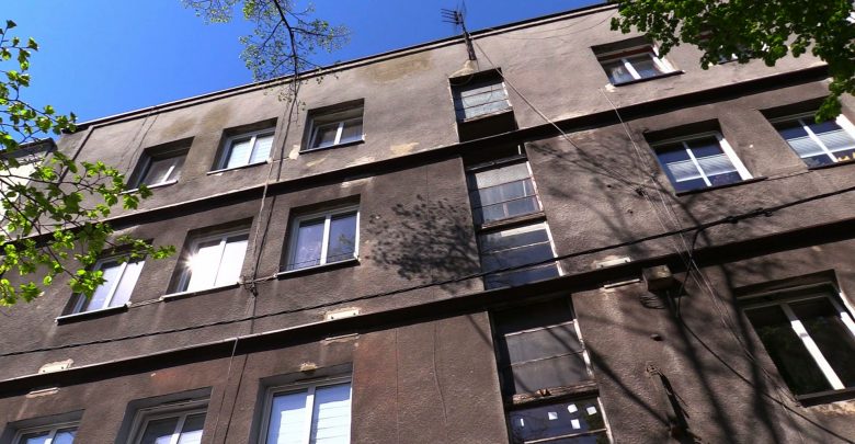 Mieszkańcy kamienicy w Rudzie Śląskiej po domu chodzą pod górę! Dom się przechyla, oni żyją w strachu!