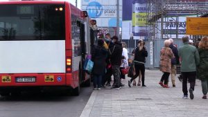 Maseczki nadal trzeba będzie nosić w pomieszczeniach zamkniętych, czyli m.in. w urzędach czy galeriach handlowych. Dotyczy to również pojazdów komunikacji miejskiej