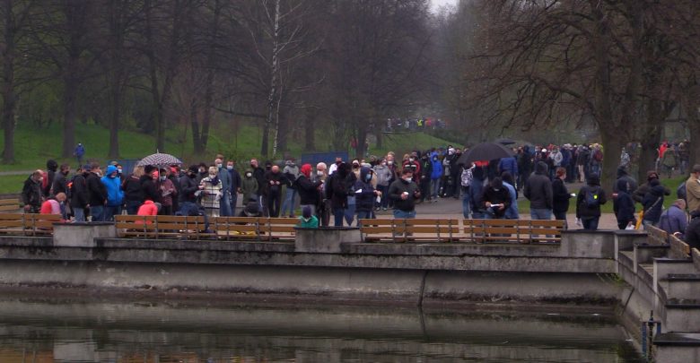 Gigantyczna kolejka przez mobilnym punktem szczepień w Parku Śląskim