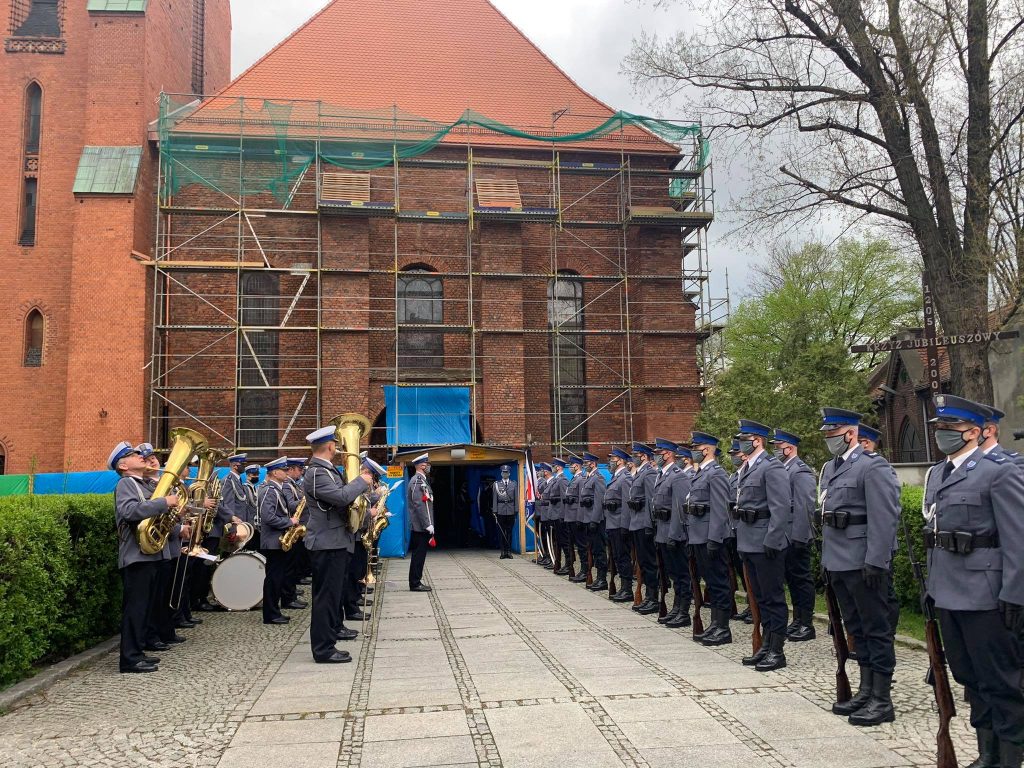 Tłumy mieszkańców i policjantów żegnały dziś asp. Michała Kędzierskiego, który we wtorek został zastrzelony przez bandytę w Raciborzu (fot.Paweł Jędrusik)