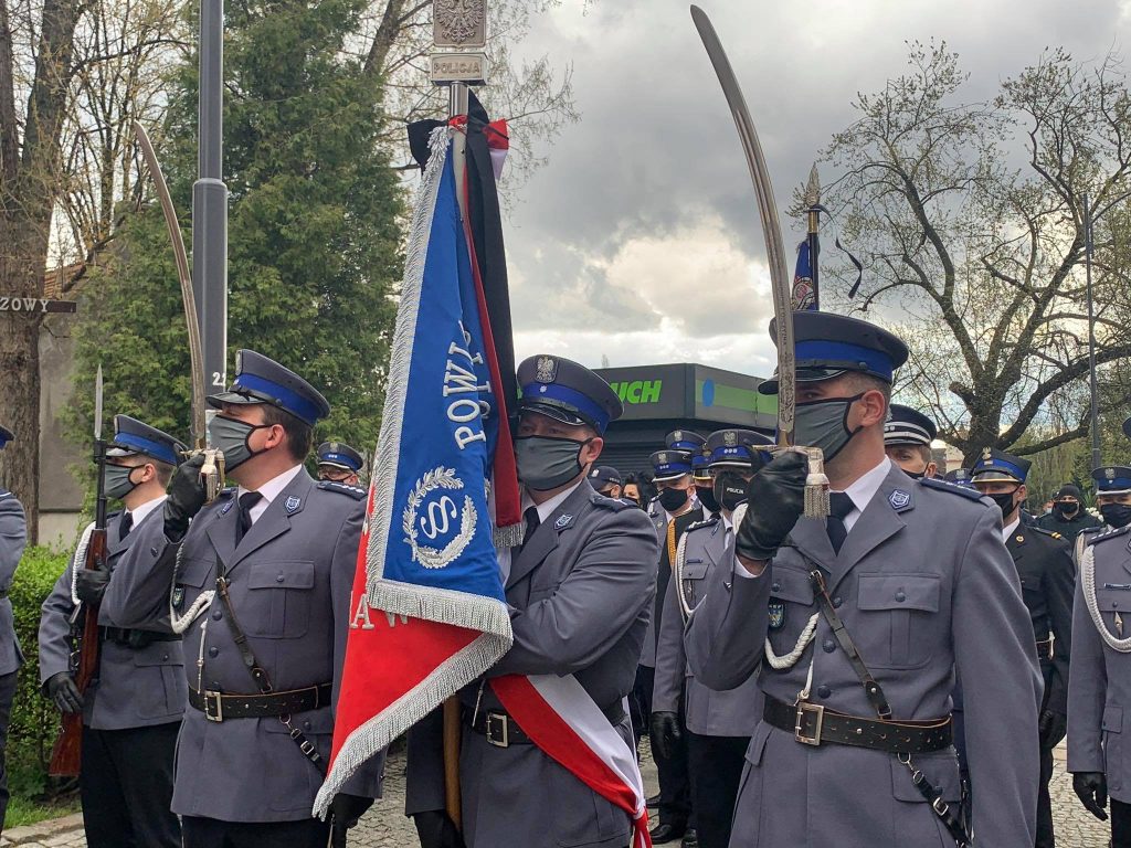 Tłumy mieszkańców i policjantów żegnały dziś asp. Michała Kędzierskiego, który we wtorek został zastrzelony przez bandytę w Raciborzu (fot.Paweł Jędrusik)