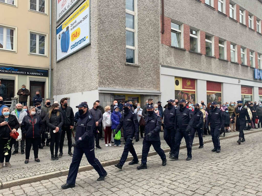 Tłumy mieszkańców i policjantów żegnały dziś asp. Michała Kędzierskiego, który we wtorek został zastrzelony przez bandytę w Raciborzu (fot.Paweł Jędrusik)