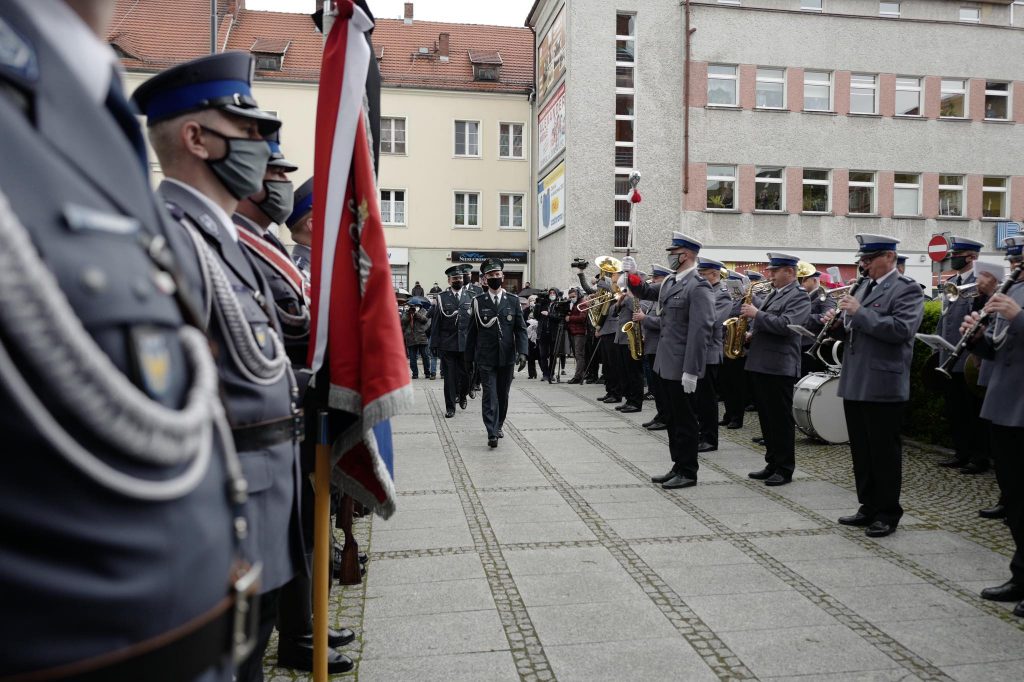 Tłumy mieszkańców i policjantów żegnały dziś asp. Michała Kędzierskiego, który we wtorek został zastrzelony przez bandytę w Raciborzu (fot.Paweł Jędrusik)