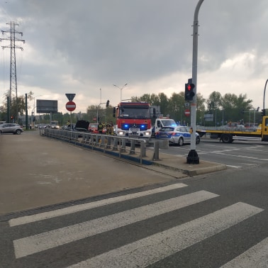 Po zderzeniu samochodów osobowych stanęła Chorzowska w obie strony - ruch jest bardzo spowolniony, na miejscu wypadku wciąż trwa usuwanie jego skutków