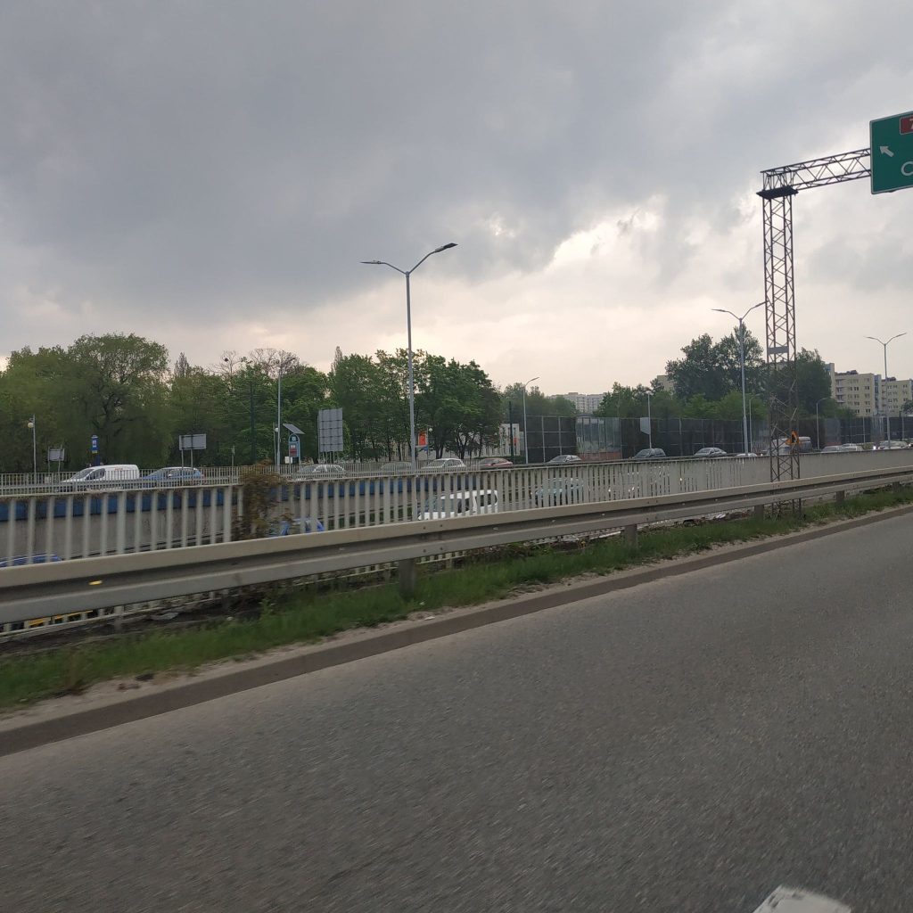 Po zderzeniu samochodów osobowych stanęła Chorzowska w obie strony - ruch jest bardzo spowolniony, na miejscu wypadku wciąż trwa usuwanie jego skutków