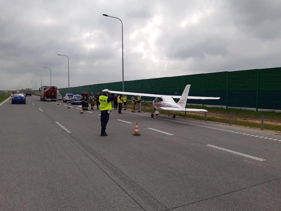 Niecodzienny widok na autostradzie A1 w Częstochowie. W piątek, 14 maja rano na jezdni wylądowała awionetka! Miał awarię silnika! (fot. KWP Katowice)