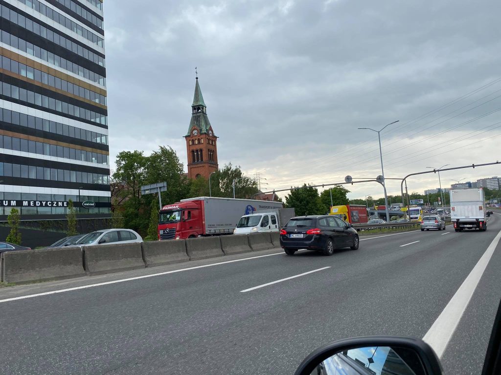 Zamknięty jest tunel pod rondem, stoi ruch na Chorzowskiej w kierunku na Sosnowiec, korkują się tez drogi dojazdowe do Chorzowskiej - min. Sokolska od strony Placu Wolności (fot.Bartosz Bednarczuk)