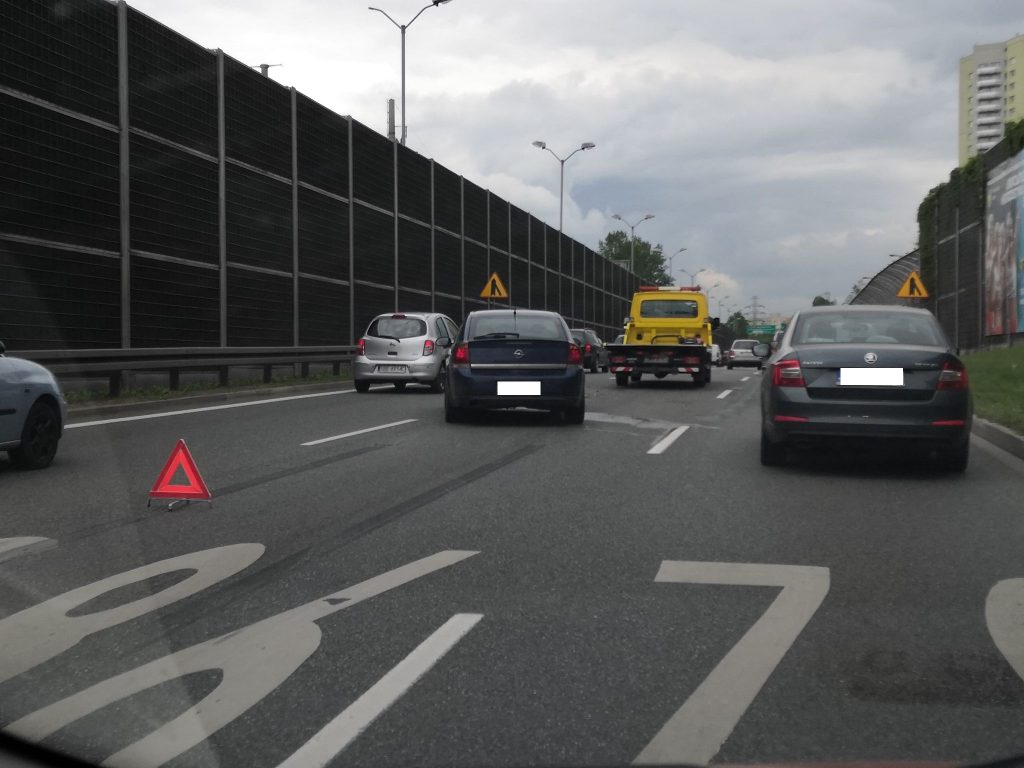 Kierowcy stoją w ogromnym korku w Katowicach. To wynik kolizji do jakiej doszło za wyjazdem w stronę Sosnowca z tunelu pod rondem (fot.Paweł Smalcerz)