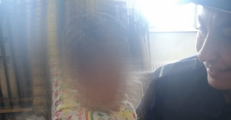 Przerażona 1,5-roczna dziewczyna chodziła sama po mieście! Policjantka zachował się jak najlepsza niania! (fot.policja)