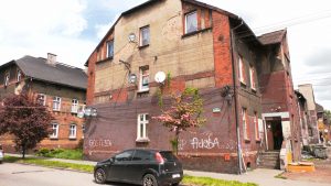 Dwie osoby w stanie ciężkim oraz dwie osoby ranne po ataku nożownika w jednym z mieszkań w Bytomskim Bobrku. Z nieoficjalnych informacji wynika że w nocy podczas awantury zaatakowane zostały 4 osoby