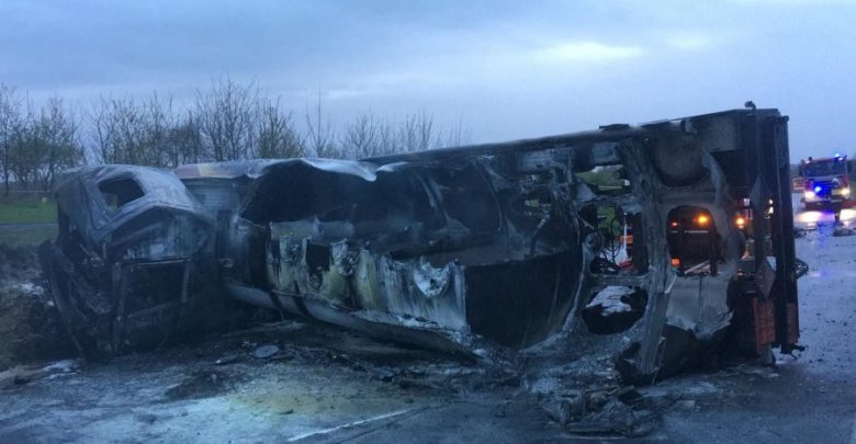 Czołówka audi z cysterną. Nie żyje kierowca osobówki (fot.Policja Podkarpacka)