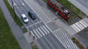 Pieszy z pierwszeństwem jeszcze przed wejściem na przejście, koniec jazdy na zderzak. Nowe przepisy ruchu drogowego od 1 czerwca