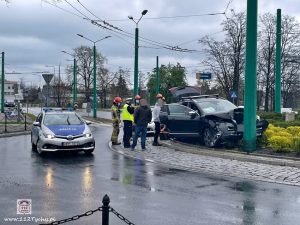 0,8 promila "wyprostowało" mu rondo? W Tychach nietrzeźwy kierowca zatrzymał się na słupie (fot.www.112tychy.pl)