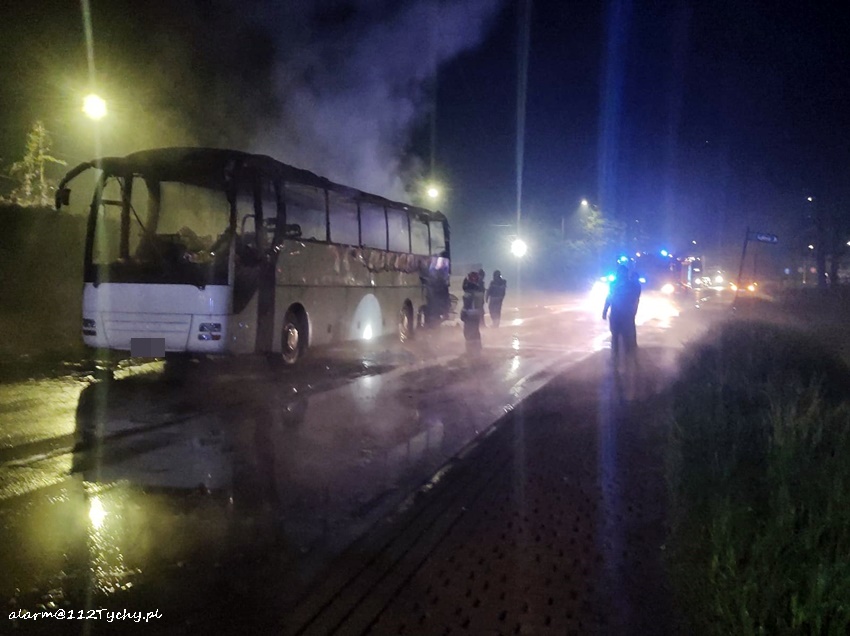 Turystyczny autobus doszczętne spłonął w Imielinie. Sam kierowca - chociaż gasił, jak i czym mógł - nie był w stanie pokonać szybko rozprzestrzeniającego się ognia (fot.www.112tychy.pl)
