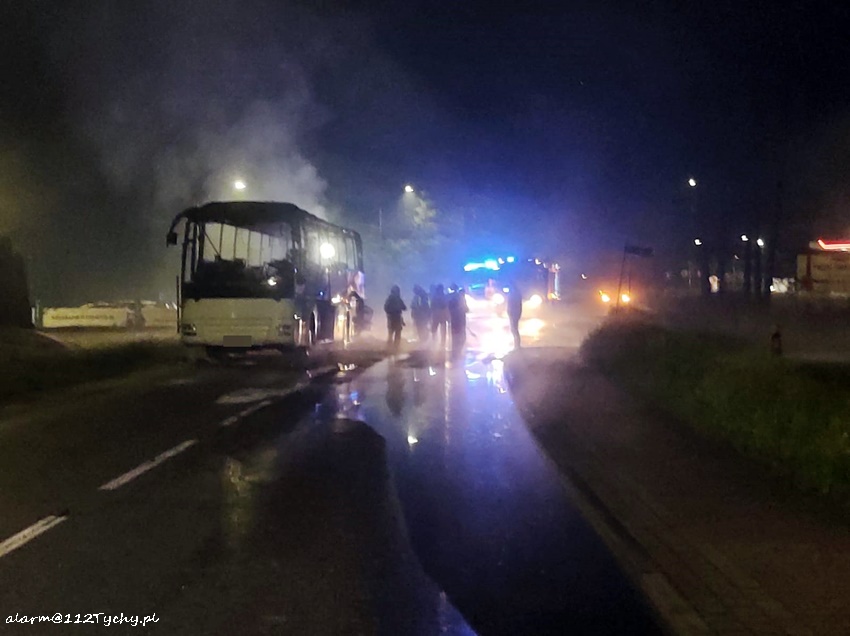 Turystyczny autobus doszczętne spłonął w Imielinie. Sam kierowca - chociaż gasił, jak i czym mógł - nie był w stanie pokonać szybko rozprzestrzeniającego się ognia (fot.www.112tychy.pl)