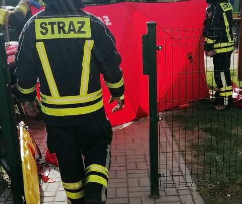 Cud w Bieruniu! Dziecko wypadło z 2. piętra. Wstał i pobiegł na plac zabaw (fot.www.112tychy.pl)