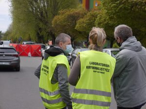 Na miejscu tragedii, ogrodzonym i pilnowanym przez policjantów, pracuje prokurator,. zbierane są wszystkie ślady