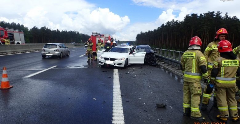 BMW i Kia zderzyły się na autostradzie A1. Śmiertelny wypadek w Rybniku (fot. Policja Śląska)