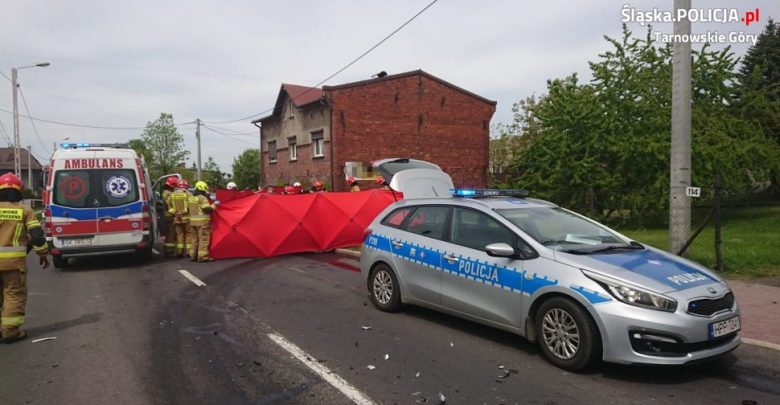 Śląskie: Czołówka fiata punto z ciężarówką. Nie żyje kierowca osobówki (fot.Śląska Policja)