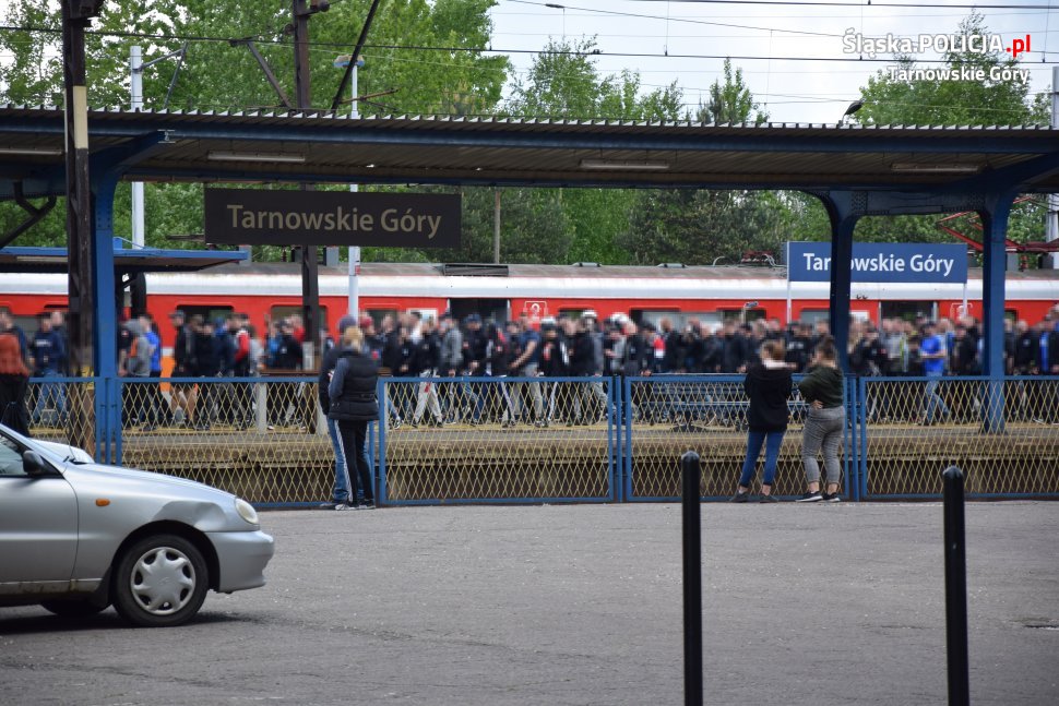 Ruch Chorzów o krok, a nawet kroczek od awansu do 2 ligi. Chorzowianie wygrali 15. mecz z rzędu, wygrywając w Tarnowskich Górach z TS Gwarek 1-0 po golu Janoszki (fot.policja)