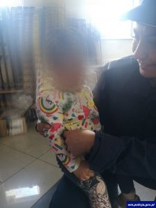 Przerażona 1,5-roczna dziewczyna chodziła sama po mieście! Policjantka zachował się jak najlepsza niania! (fot.policja)