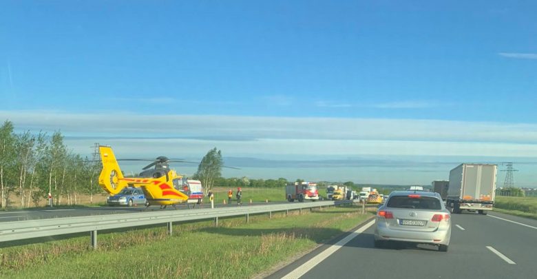Gigantyczny korek na autostradzie A4. Lądował helikopter LPR