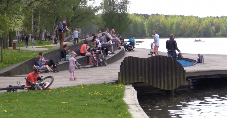 Maseczki są nadal obowiązkowe w pomieszczeniach zamkniętych, sklepach czy komunikacji miejskiej.