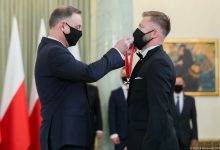 Za wybitne osiągnięcia sportowe. Prezydent Andrzej Duda odznaczył Kubę Błaszczykowskiego (fot.prezydent.pl)