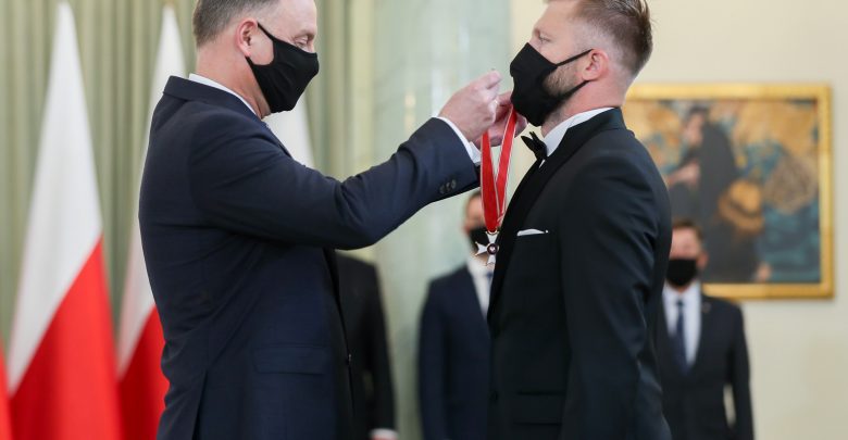 Za wybitne osiągnięcia sportowe. Prezydent Andrzej Duda odznaczył Kubę Błaszczykowskiego (fot.prezydent.pl)