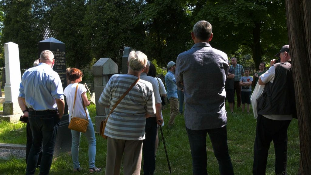 Spacery od wielu lat organizuje opiekun cmentarza, Sławomir Pastuszka