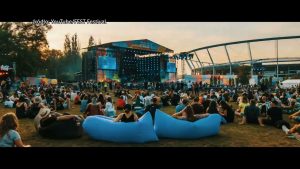 Kluby piłkarskie, organizatorzy festiwali i koncertów czekają na zniesienie limitów na imprezach