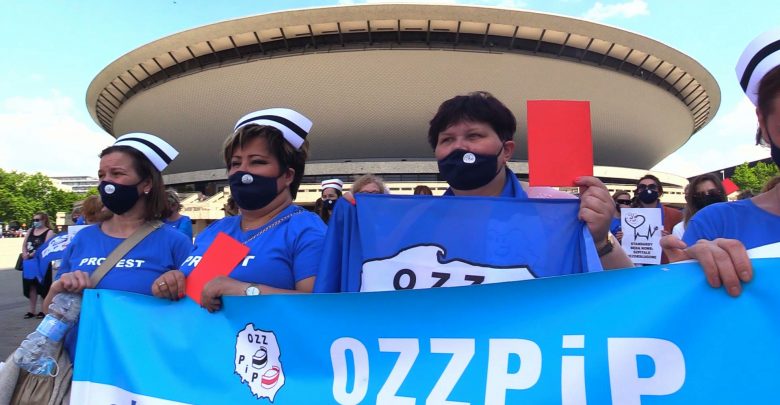 Mają dość głodowych pensji! Protest pielęgniarek i położnych pod Spodkiem w Katowicach