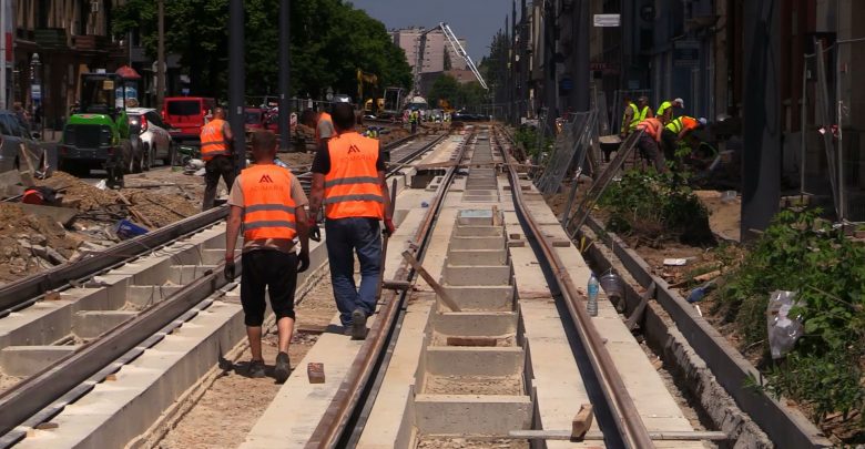 Czy beton może wciągać smog? W Częstochowie płyty betonowe na torowiskach mają oczyszczać powietrze