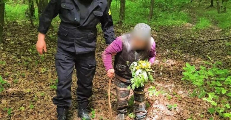 92-latka zniknęła bez śladu. Znalazła się w lesie, zdezorientowana i z bukietem kwiatów (fot.policja)
