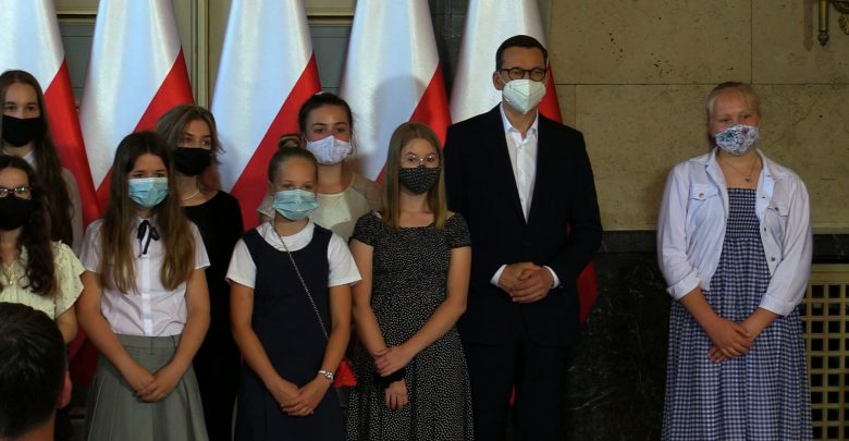 Objazd premiera po Śląsku: Wręczał nagrody uczniom w Katowicach, w Mikołowie podziwiał fabrykę przetworów