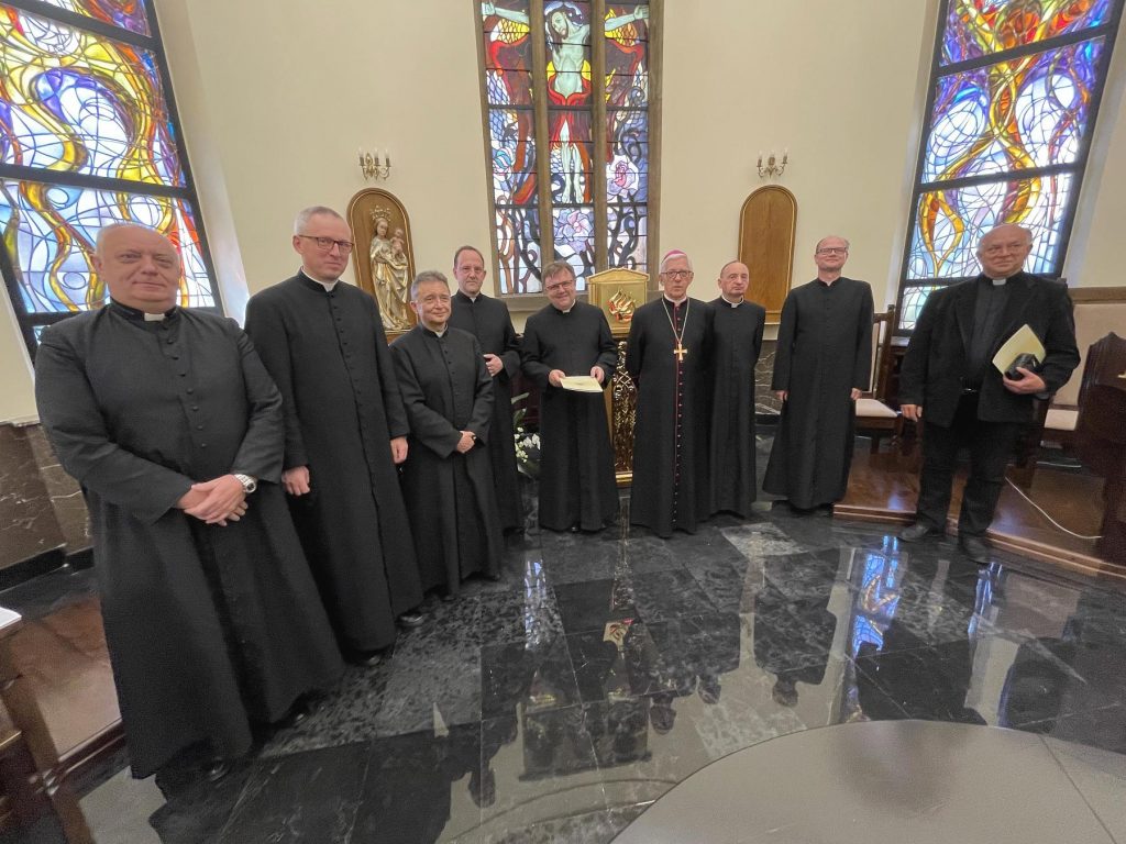 W katowickiej Kurii abp Wiktor Skworc wręczył dekrety dla proboszczów i administratorów (fot.Archidiecezja Katowicka)
