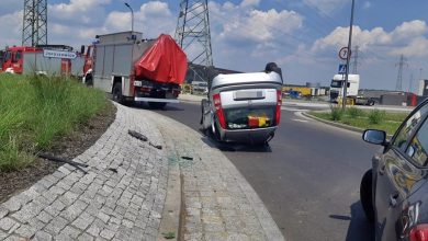 Dwie osobówki zderzyły się w Tychach. Fiat wylądował na dachu! (fot.www.112tychy.pl - Tyskie Służby Ratownicze)